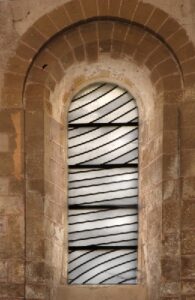 Conques - Visites guidées Tribunes de l'abbatiale - Les vitraux de Pierre Soulages
