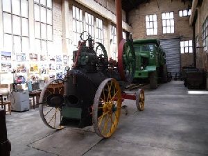 Machine à vapeur de 1922 (locomobile) exposée dans le musée
