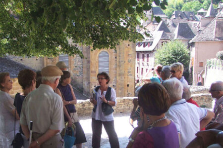 Groupe en visite guidée dans le village médiéval (Service Patrimoine de Conques)