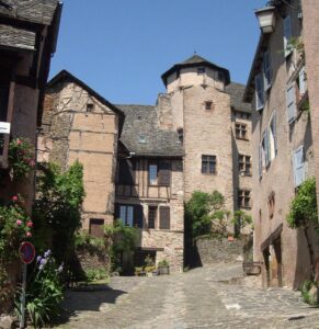 Conques-Rue du château-Visite guidée du village