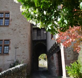 Conques - château et porte d'enceinte - Visite guidée du village