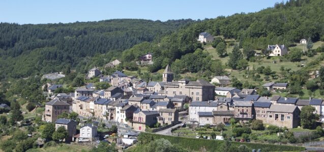 Vue du village de Saint-Beauzély