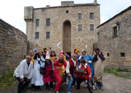 Groupe qui visite le château de Montaigut